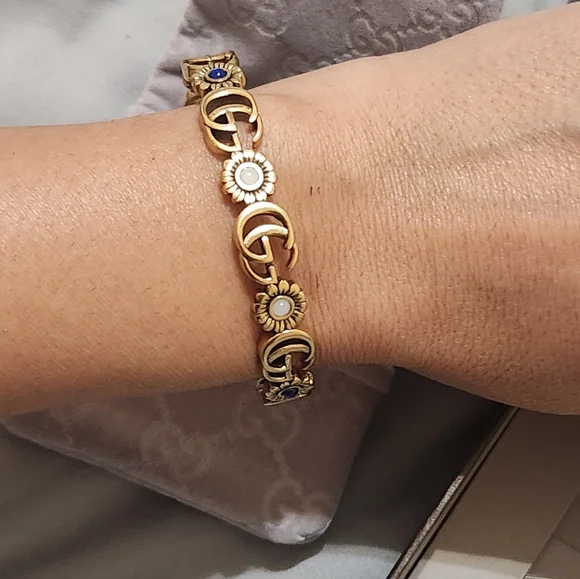 Auth. Gucci GG Marmont flower cuff bracelet in aged gold-tone metal - Picture 6 of 16